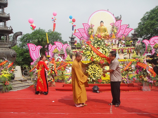 Leader of Government Committee for Religious Affairs attends the Buddha’s birthday in Hung Yen province
